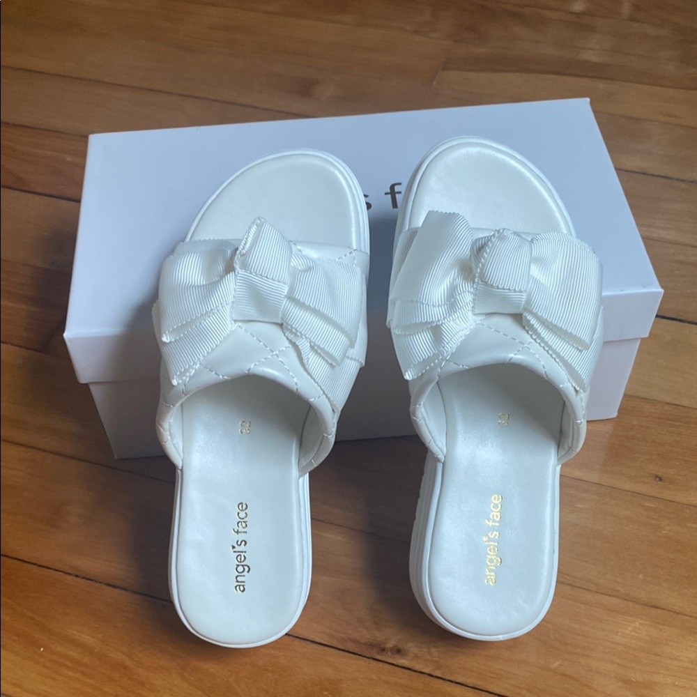 Elegant White Sandals with Bow Detail and Open-Toe Design